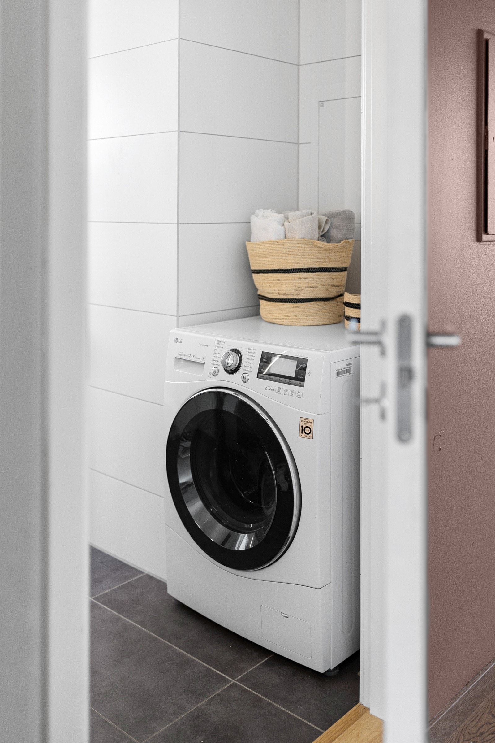 Varmekabler i gulv og opplegg for vaskemaskin. Galleribilde