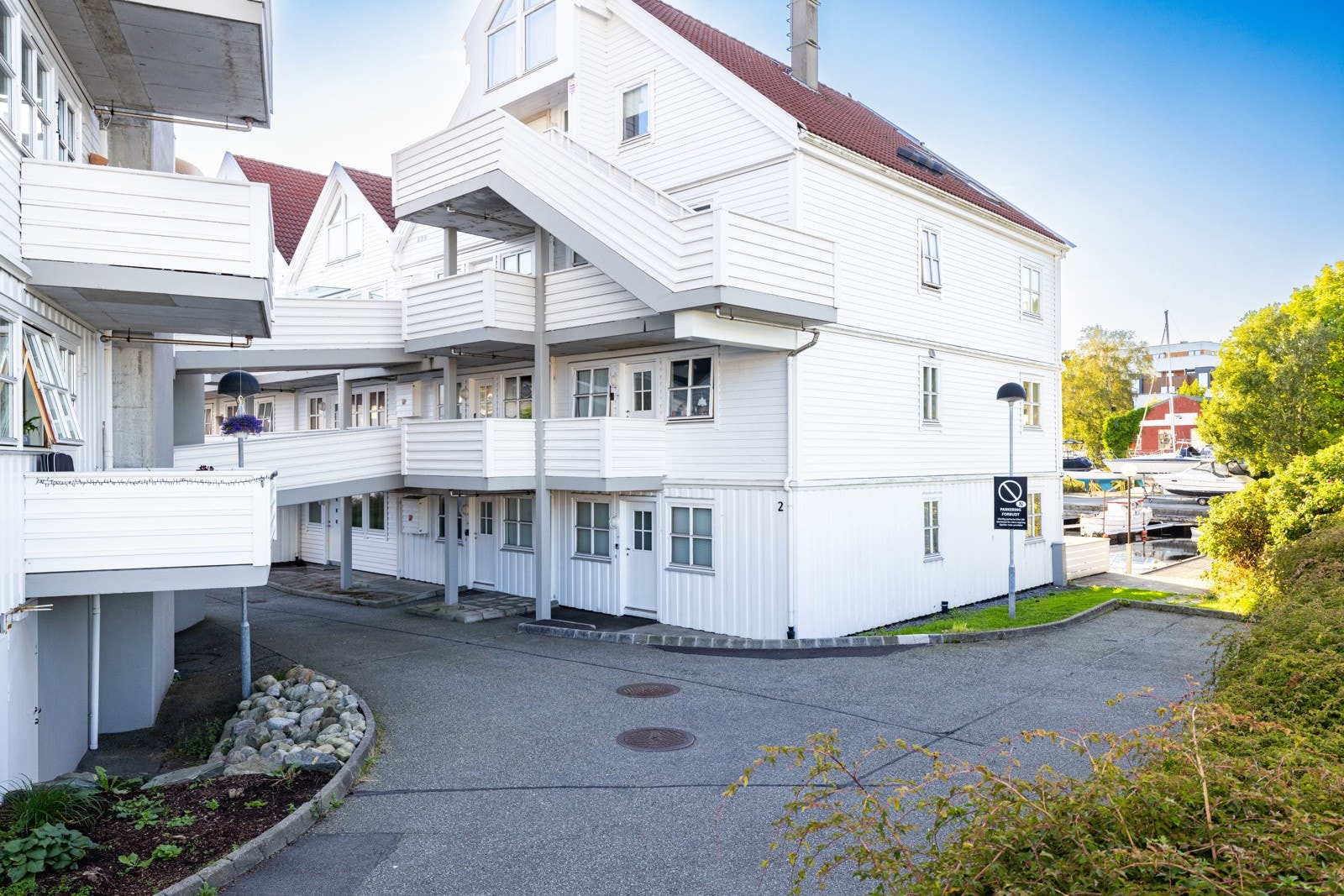 Grasholmen er kjent for sin maritime beliggenhet i et sjarmerende og maritimt nabolag, omringet av hvitmalte hus, trivelige smau og sjøen som nærmeste nabo Galleribilde