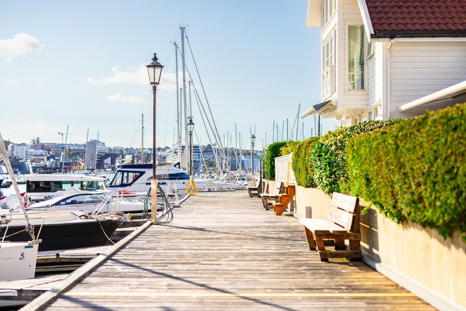 Man kan nyte fine turer langs bryggen. Galleribilde