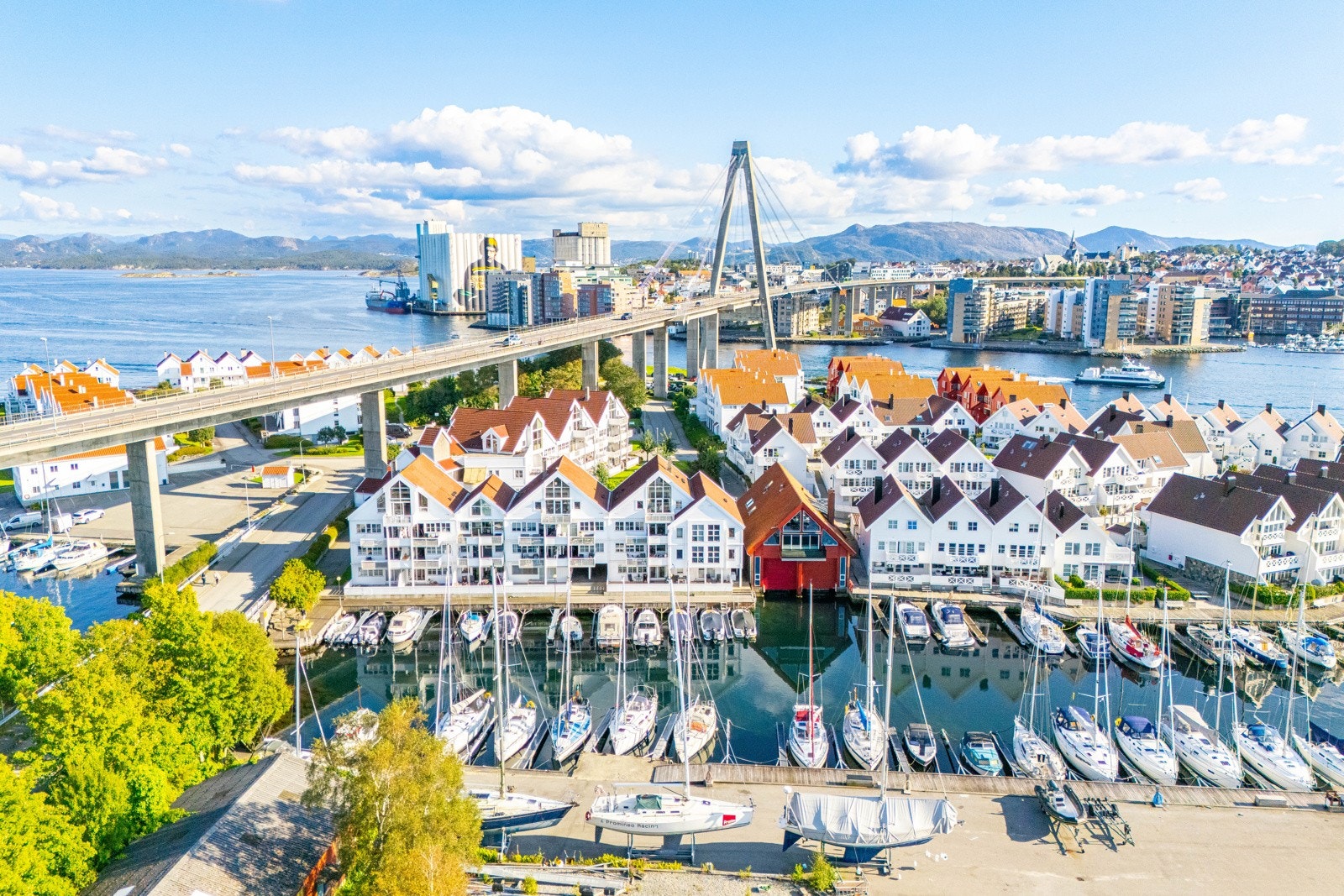 Grasholmen er et rolig og idyllisk bomiljø med kort vei til både båtliv, badeplasser og naturopplevelser. Galleribilde