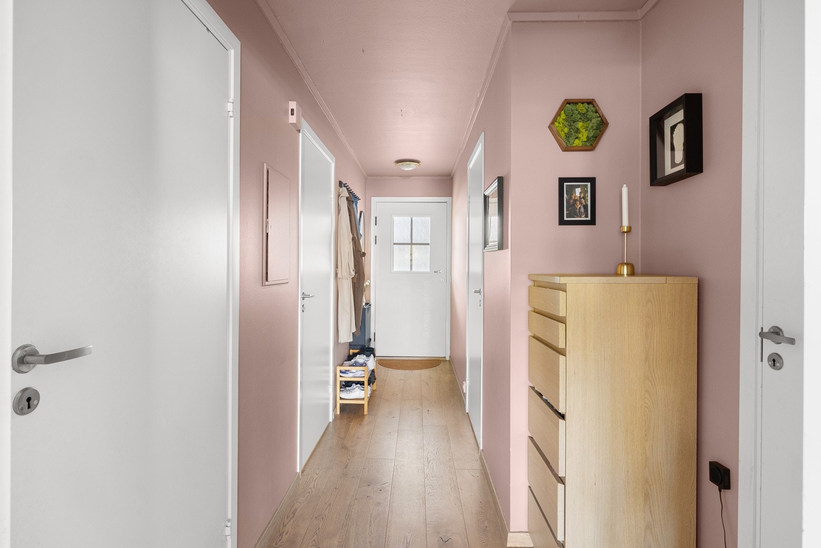 Fra gang finner man to soverom, bad og bod. Galleribilde