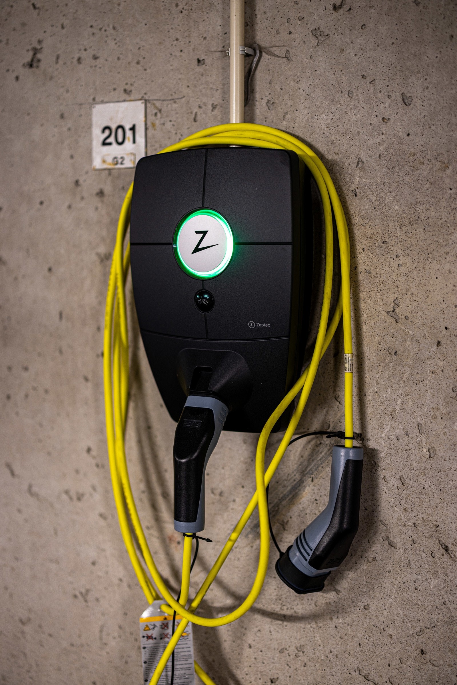 Montert EL-bil lader. Galleribilde