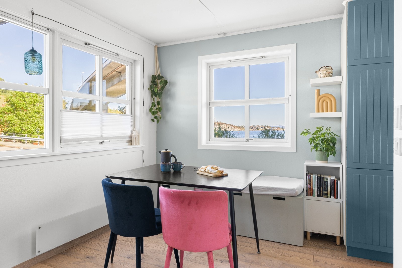 Leiligheten har mye lysinnslipp og flott sjøutsikt. Galleribilde