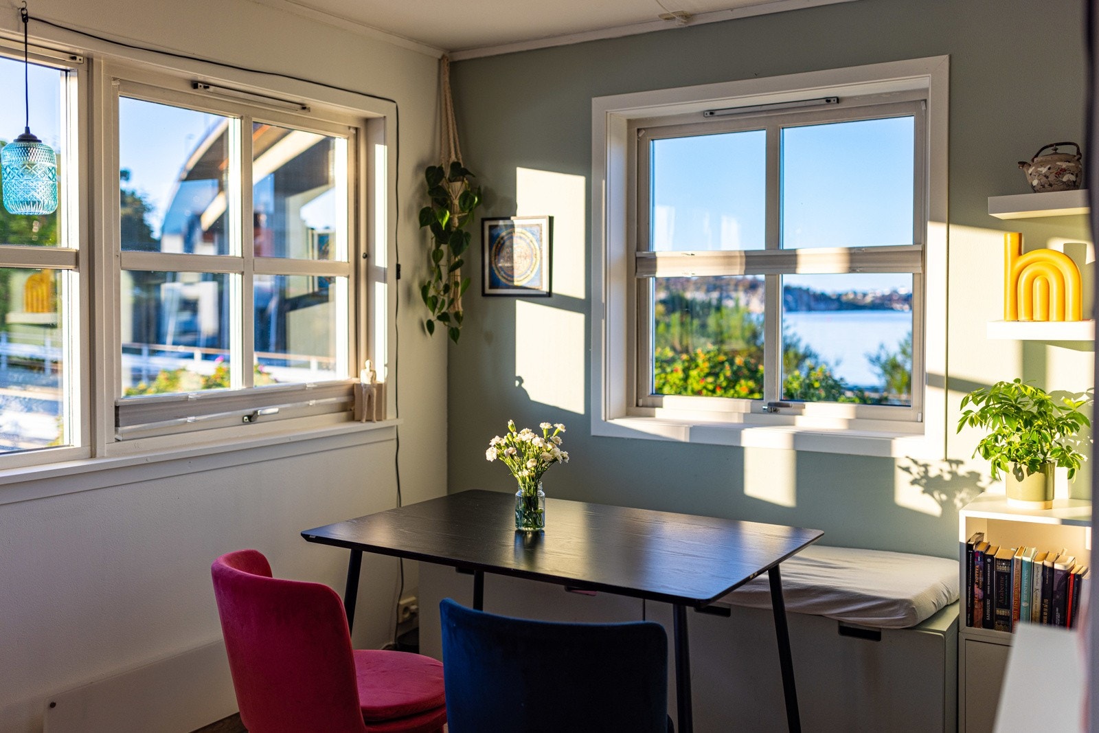 Nyt soloppgangen til morgenkaffen. Galleribilde