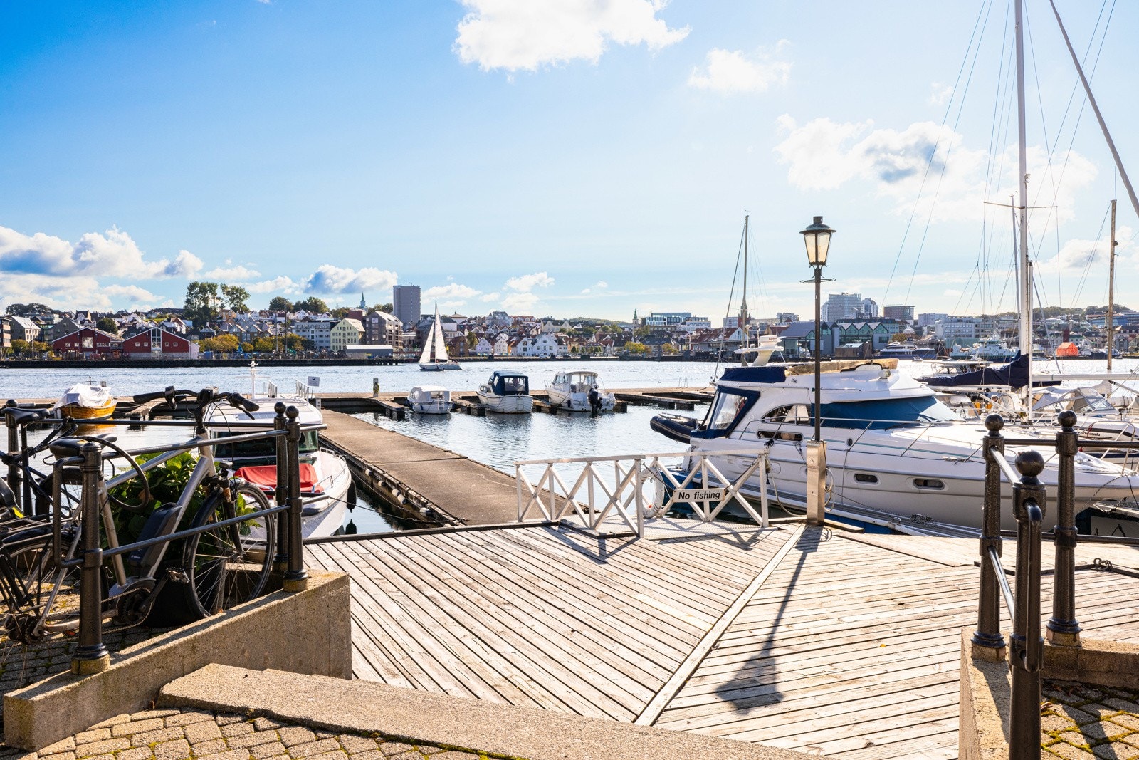 Fra bryggen finner man flere plasser for å ta seg bad. Galleribilde