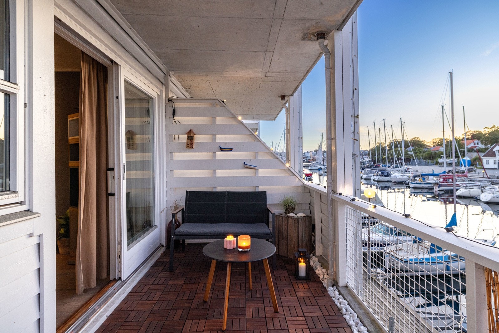 Herlig og lun balkong tett på sjøen. Her kan man nyte bølgeskvulpen og lange sommerkvelder. Galleribilde