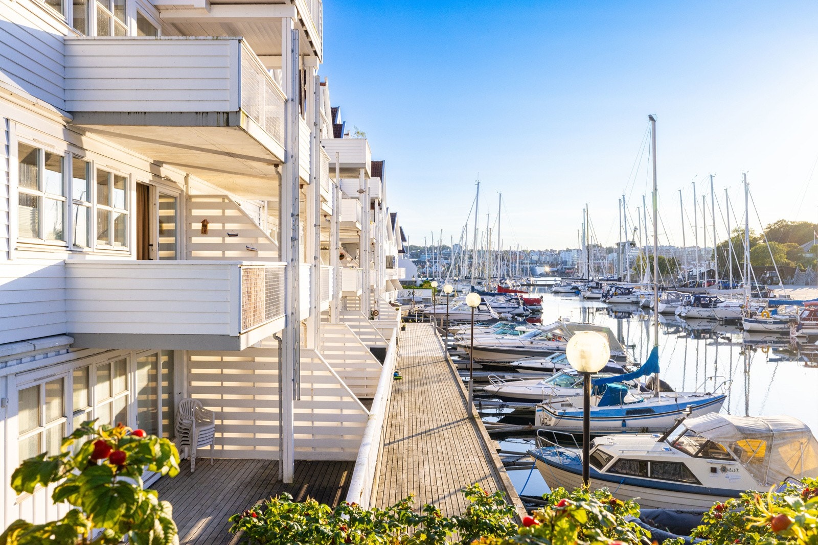 Perfekt beliggenhet for deg som ønsker en unik kombinasjon av herlig kystsjarm og samtidig bynærhet. Galleribilde