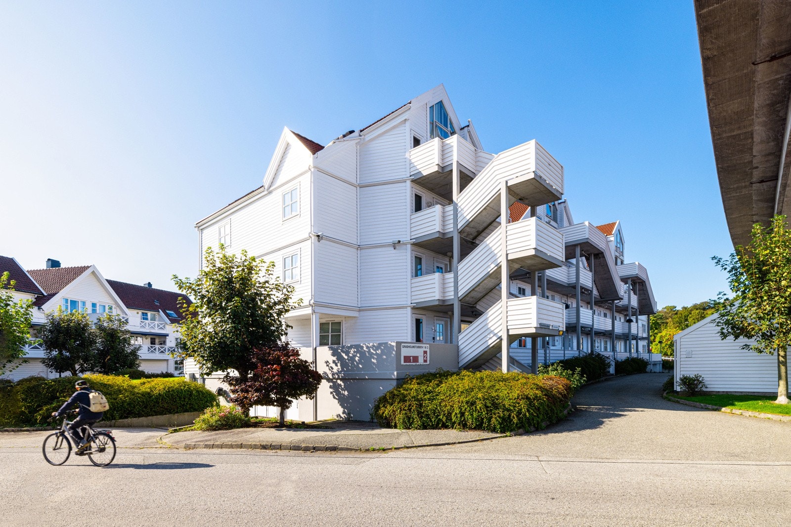 Rolig og hyggelig sameie som består av 57 boligseksjoner. Galleribilde