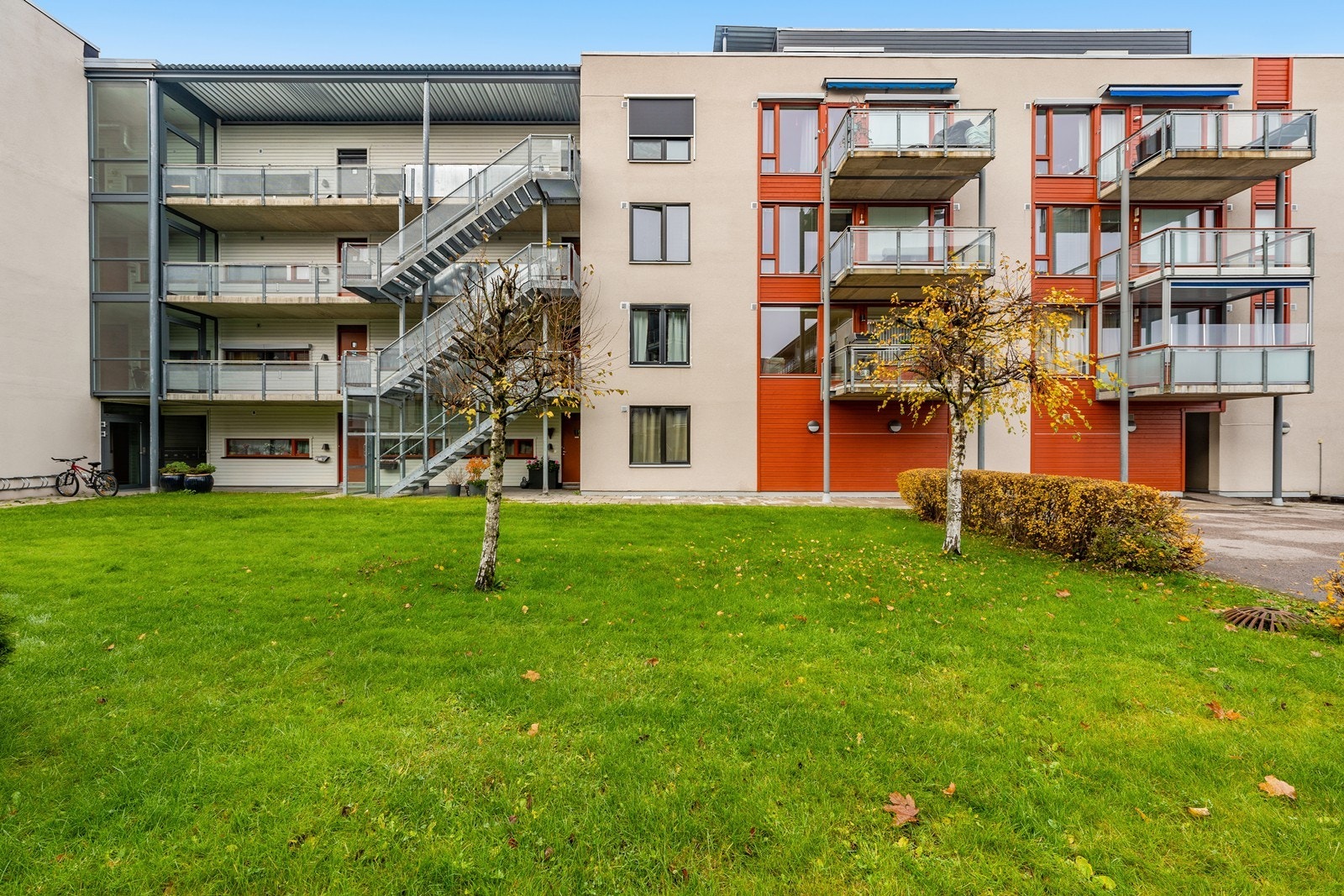 Eiendommen ligger i et rolig og veletablert boligområde i Lillestrøm syd. Den daglige logistikken er enkel med Rema 1000 og apotek kun tre minutter unna. Galleribilde