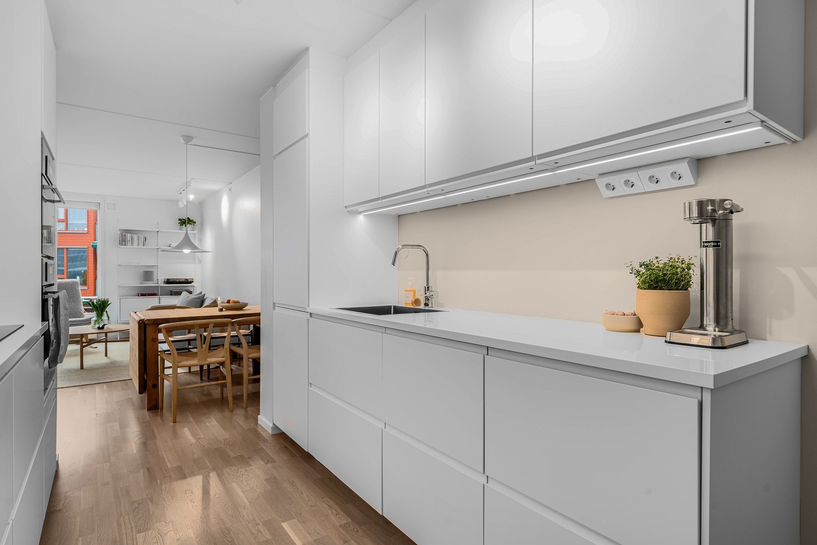 Innredningen har glatte, hvite fronter og laminatbenkeplate med god arbeidsplass. Galleribilde