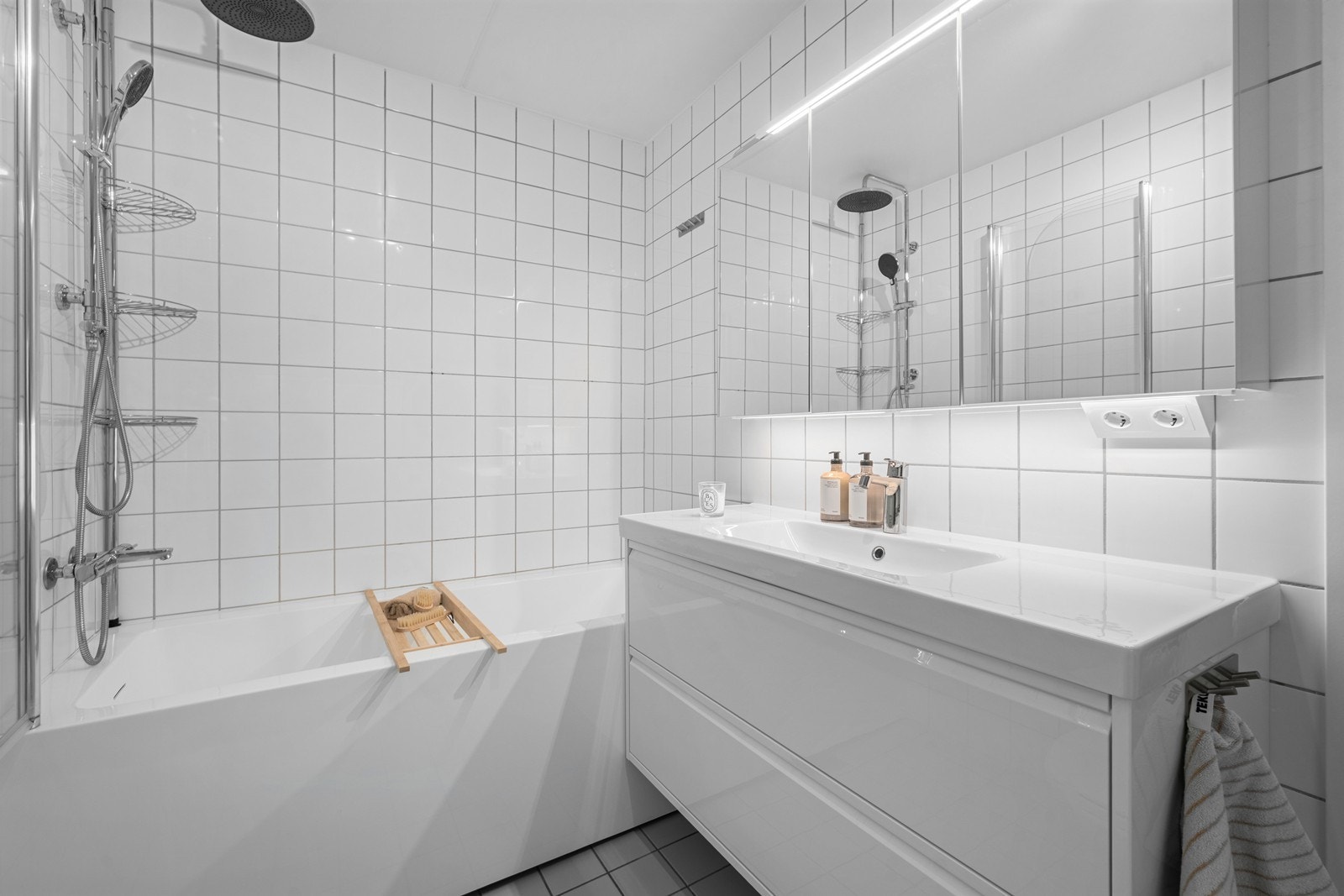 Her er det både badekar med dusj og elektriske varmekabler i gulvet for økt komfort. Galleribilde