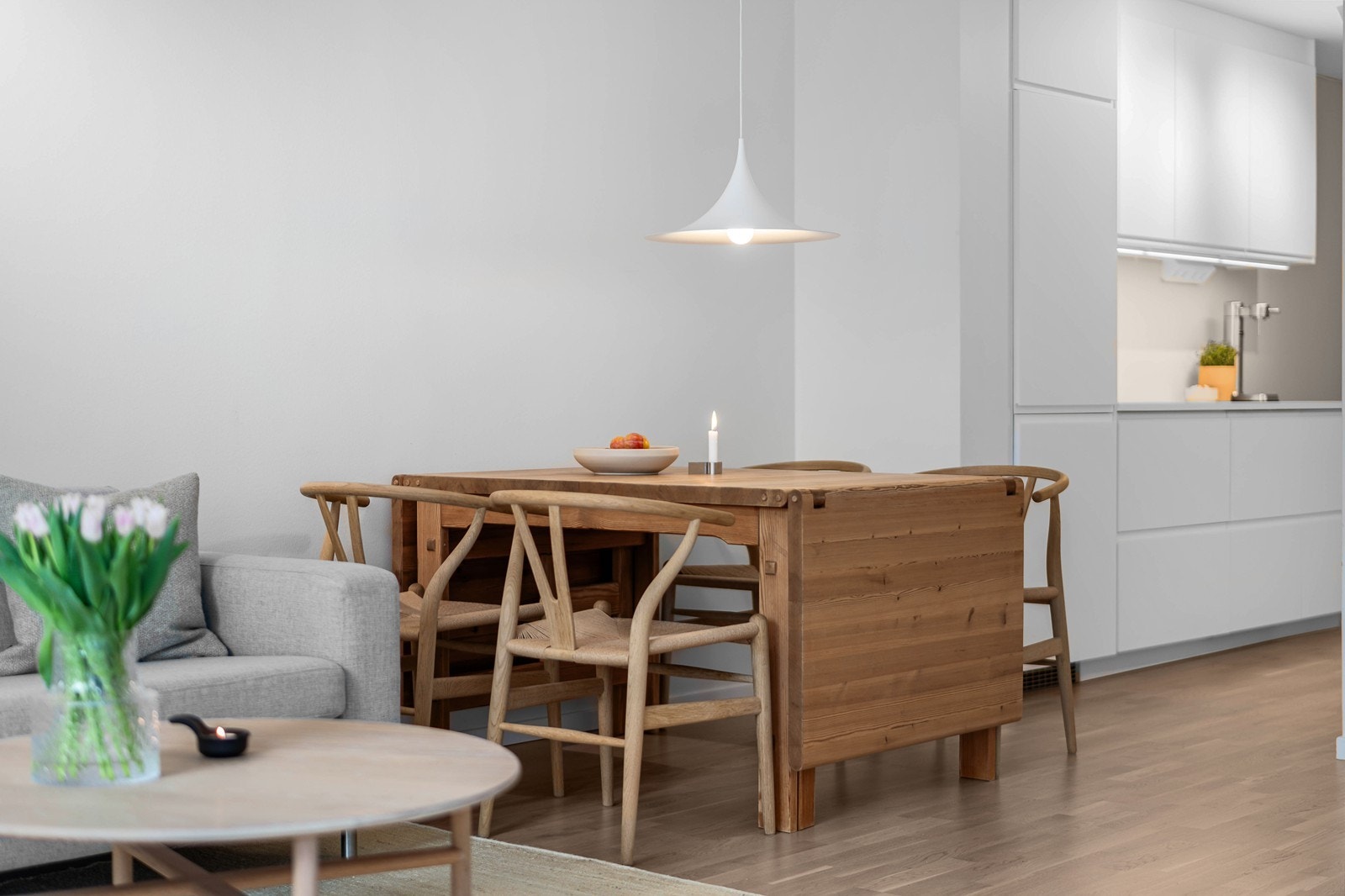 Rommet gir god fleksibilitet for møblering med både spiseplass og sofagruppe. Galleribilde