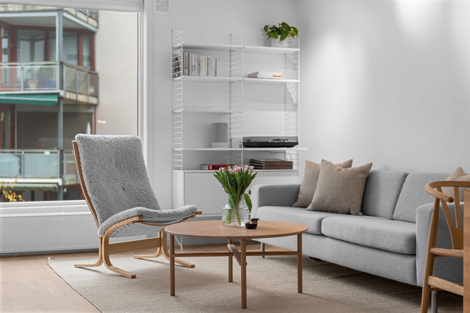 Oppvarming via radiatorer tilknyttet fjernvarme sikrer en jevn og behagelig innetemperatur. Galleribilde
