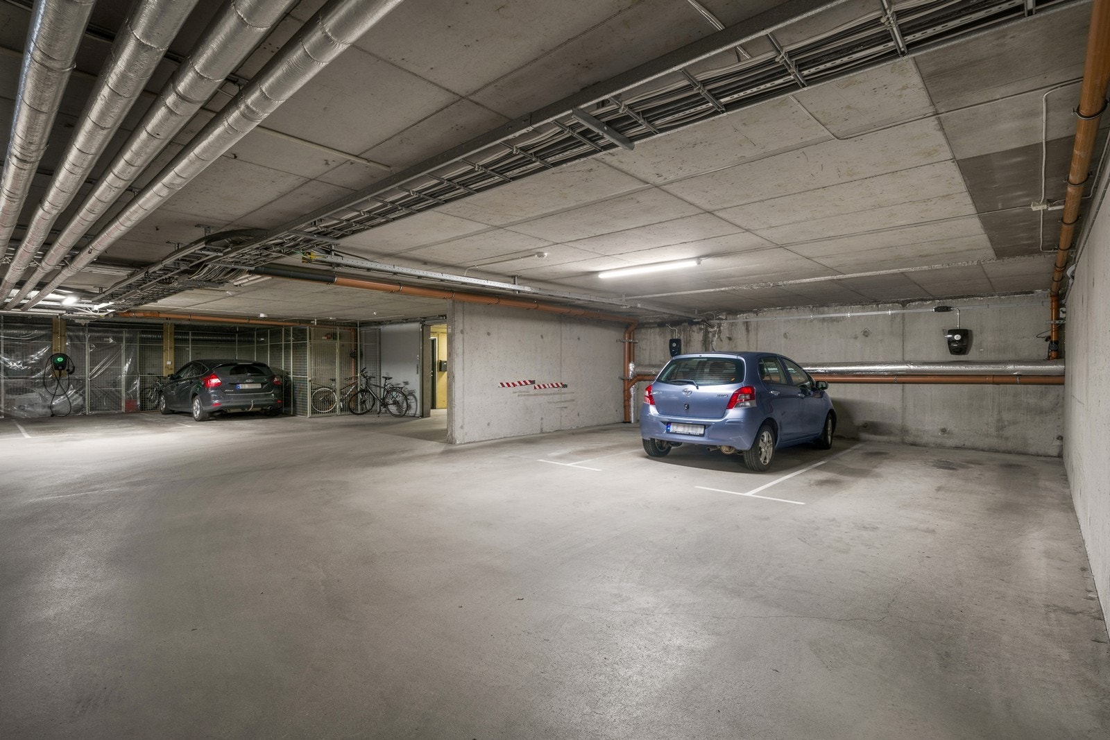 Det medfølger en fast parkeringsplass i felles garasjeanlegg med heisadkomst. Parkeringsplassen er utstyrt med elbillader. Det er også felles sykkelparkering i kjeller. Galleribilde