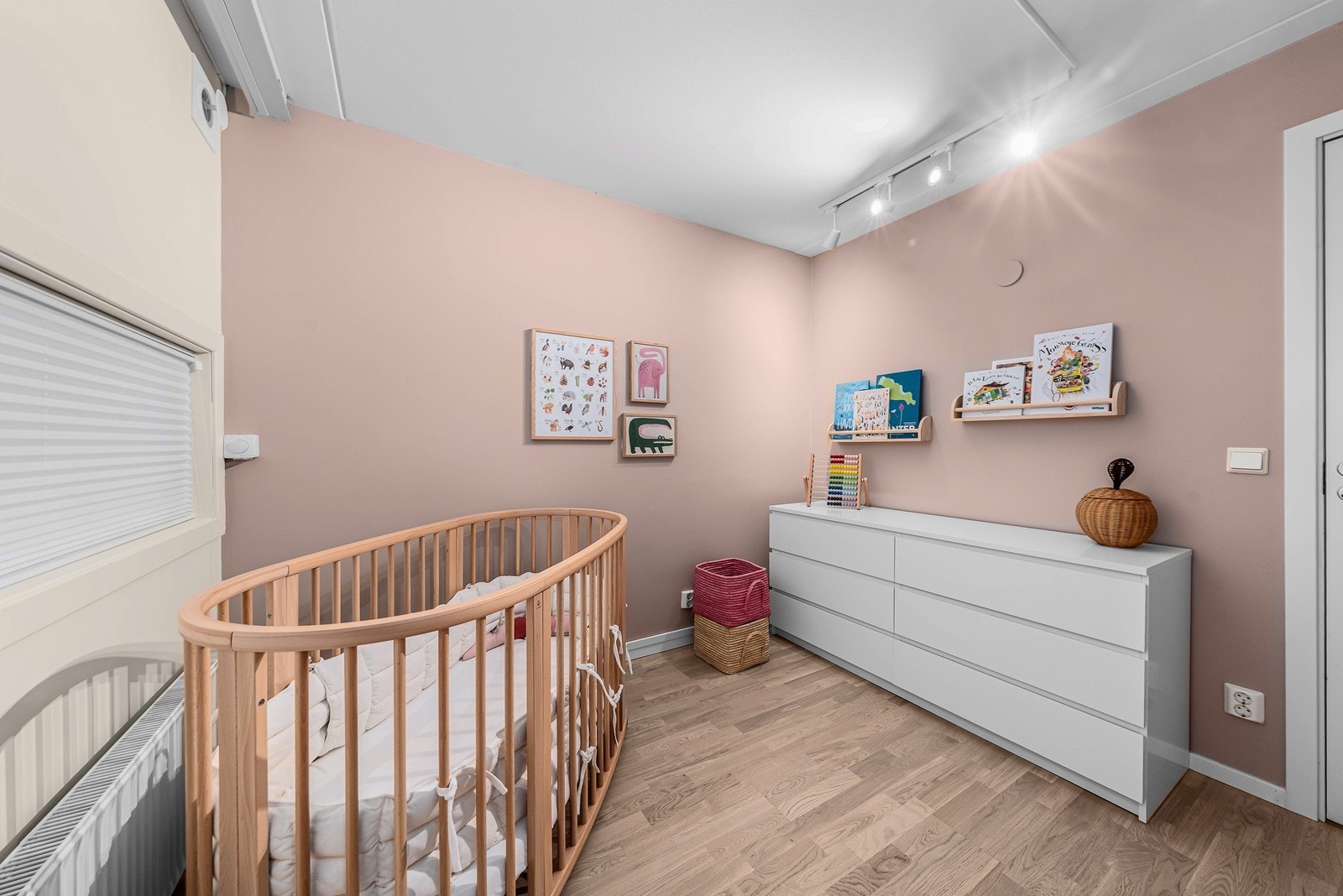 Rommet har fleksibel planløsning med plass til seng, kontorplass eller annen innredning. Galleribilde