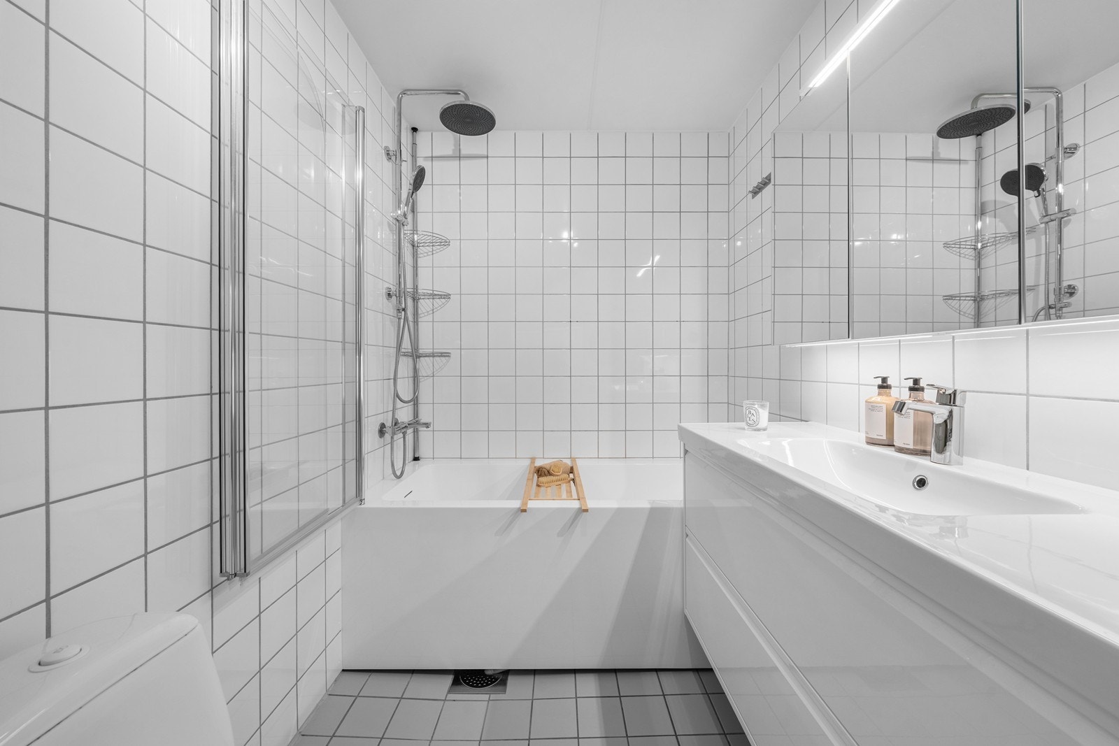 Badet ble vesentlig oppgradert i 2024 og fremstår med moderne fliser og innredning. Galleribilde