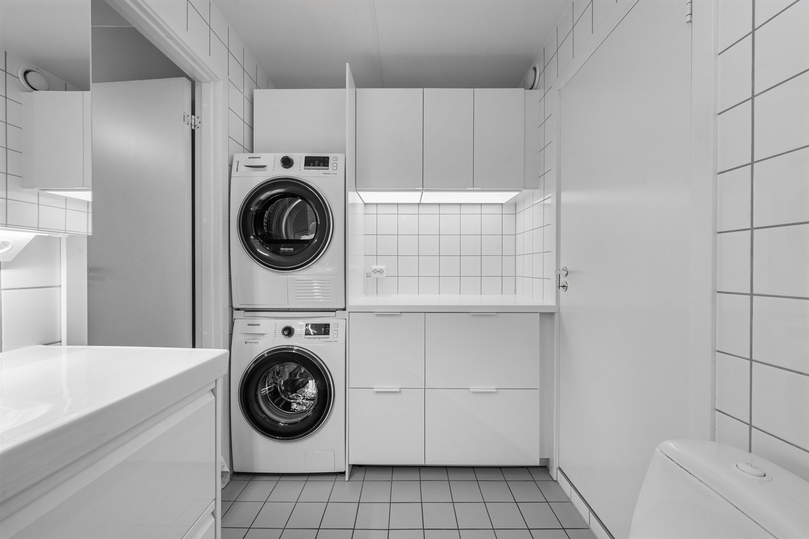 Badet har en egen nisje med praktisk vaskeromsløsning og rikelig med oppbevaringsplass. Galleribilde