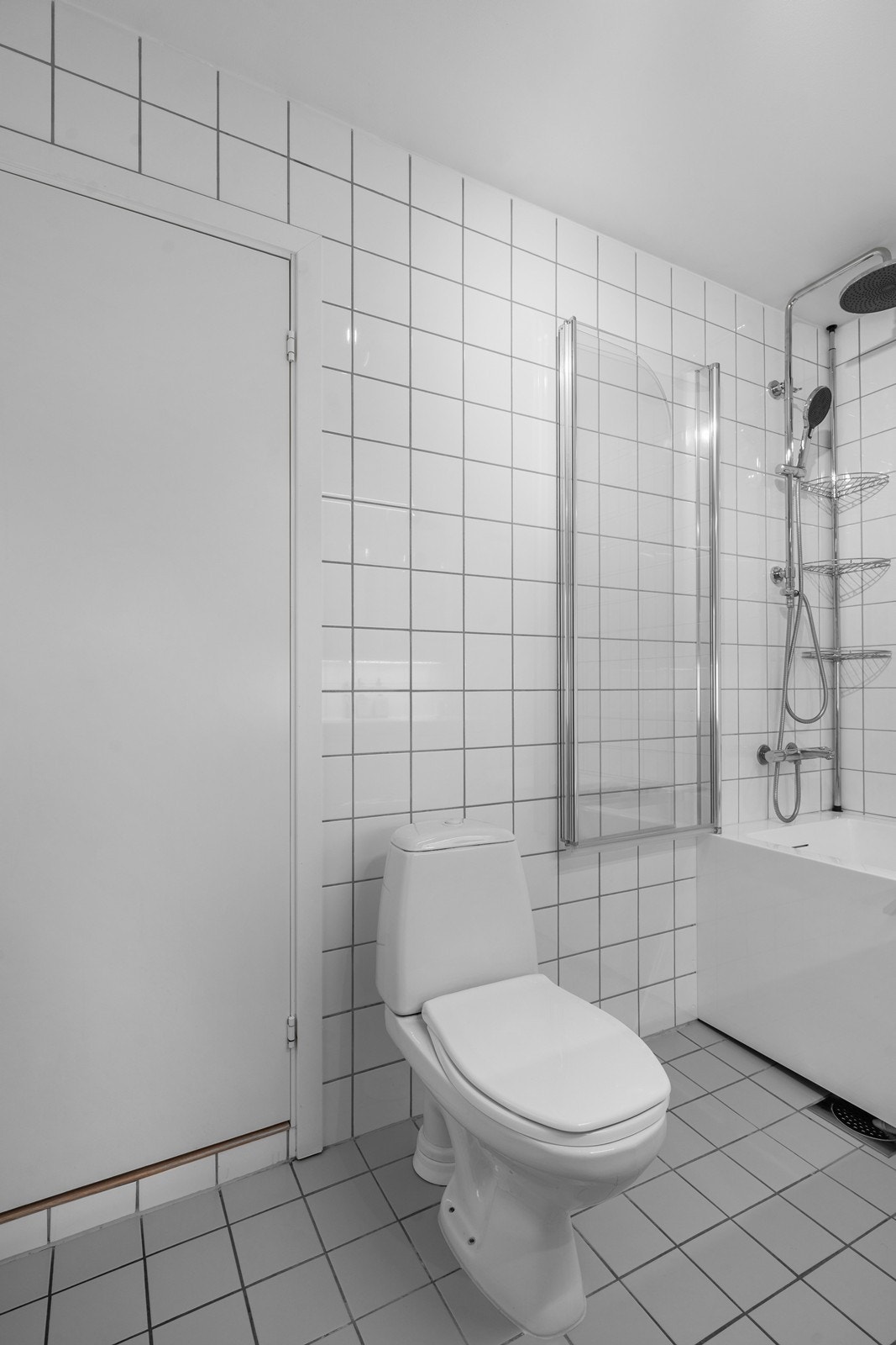 Rommet er utstyrt med gulvmontert toalett og har mekanisk avtrekk. Galleribilde
