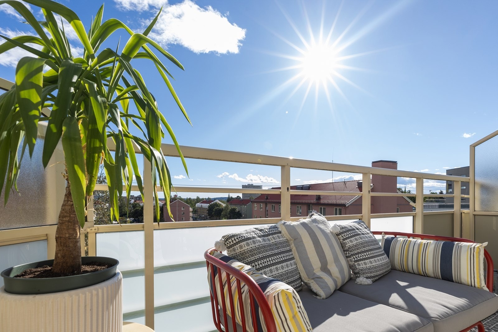 Leiligheten ligger i byggets 4. etasje og har utgang til en solrik balkong. Galleribilde