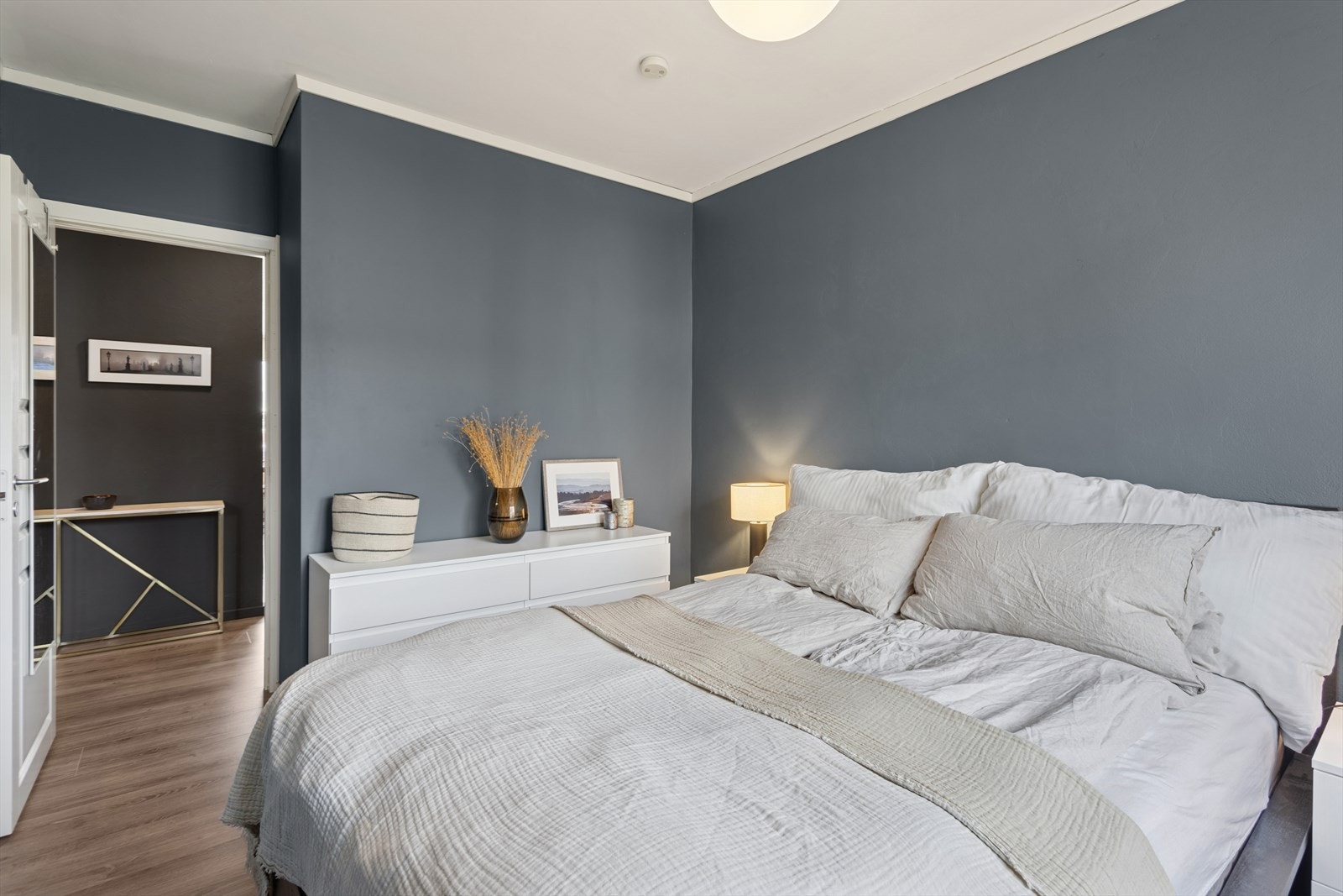 Soverommene har god plass til hver sin seng, nattbord og annet ønskelig møblement. Galleribilde