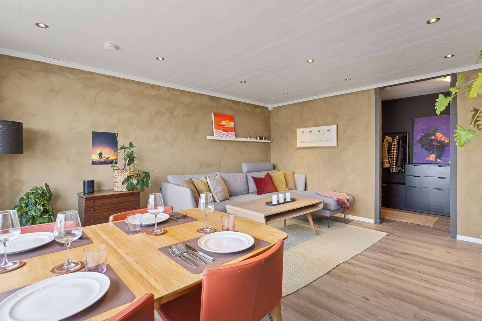 Stuens utforming gir gode muligheter for naturlig soneinndeling - perfekt for både sofagruppe med TV og andre hyggesoner. Galleribilde