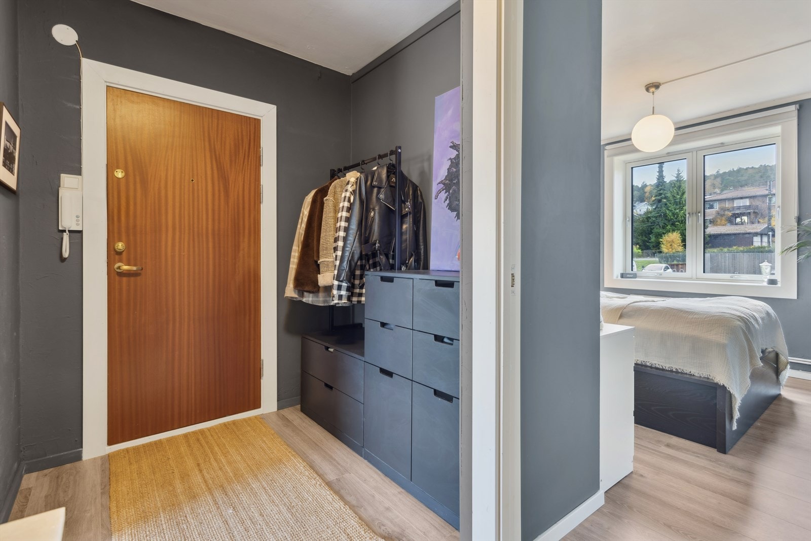 Leiligheten disponerer en kjellerbod på 3,9 m² og en loftsbod med skråtak og måleverdig areal på ca. 3 m² (11 m² gulvareal). Galleribilde