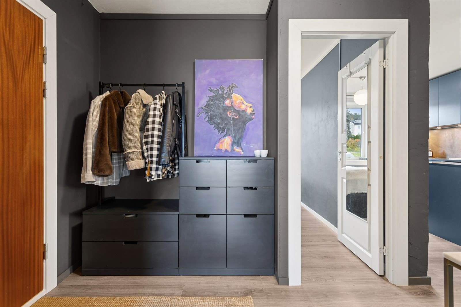 Romslig entré med praktisk oppbevaringsløsning. Galleribilde