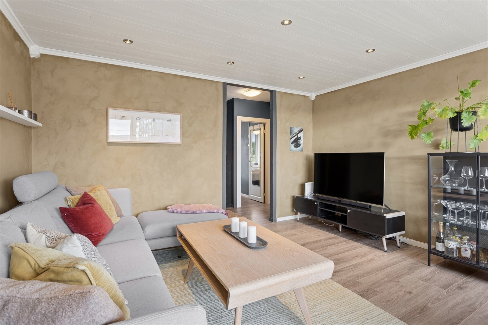 Innfelt belysning i himlingen sørger for et behagelig og stemningsfullt lys på kveldstid. Galleribilde