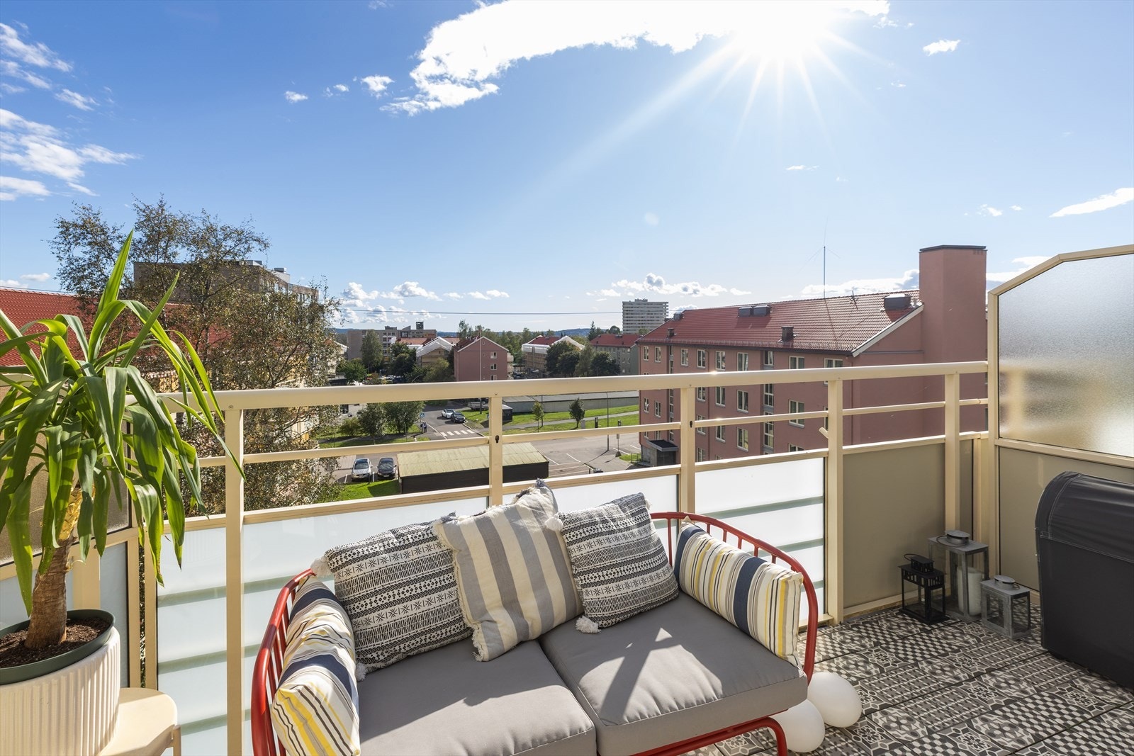 Her bor du i et hyggelig og attraktivt nabolag, med nærhet til marka og samtidig sentral beliggenhet med kort vei til alle nødvendige fasiliteter. Galleribilde