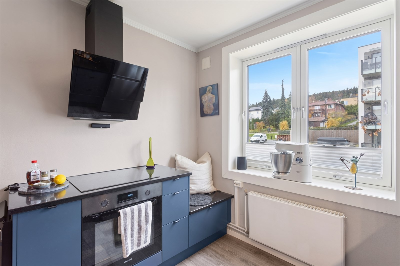 Kjøkkenet har en nyere innredning fra 2019 med glatte, folierte fronter. Galleribilde