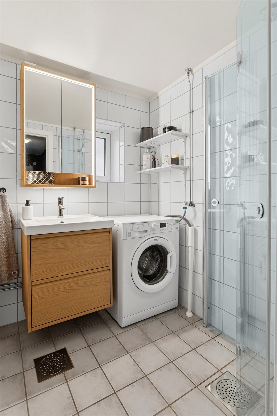 Flislagt baderom med opplegg for vaskemaskin og varme i gulvet. Galleribilde