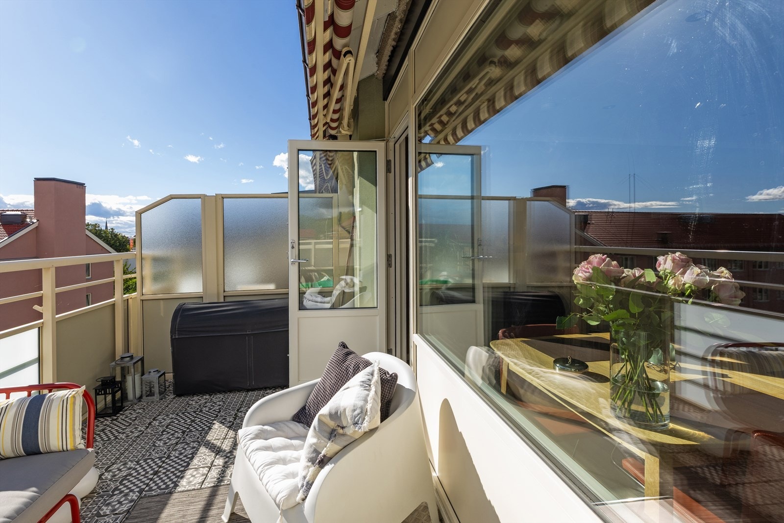 Fra stuen er det direkte utgang til en romslig balkong på ca. 9 m² - et flott uterom med god plass til både møblering og avslapning. Galleribilde