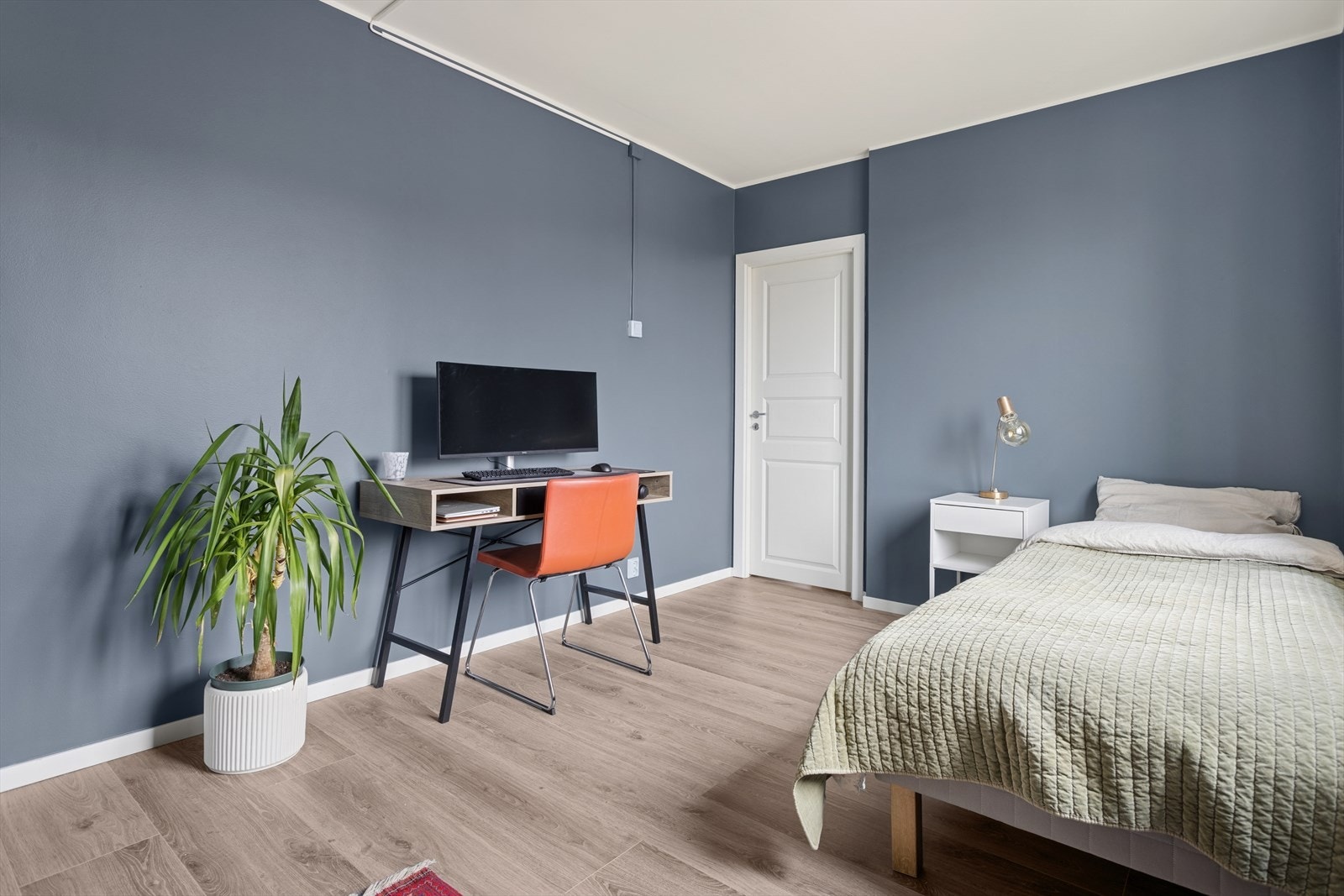 Ett av soverommene er utstyrt med en praktisk skyvedørsgarderobe som gir god oppbevaringsplass og bidrar til et ryddig og stilrent rom. Galleribilde