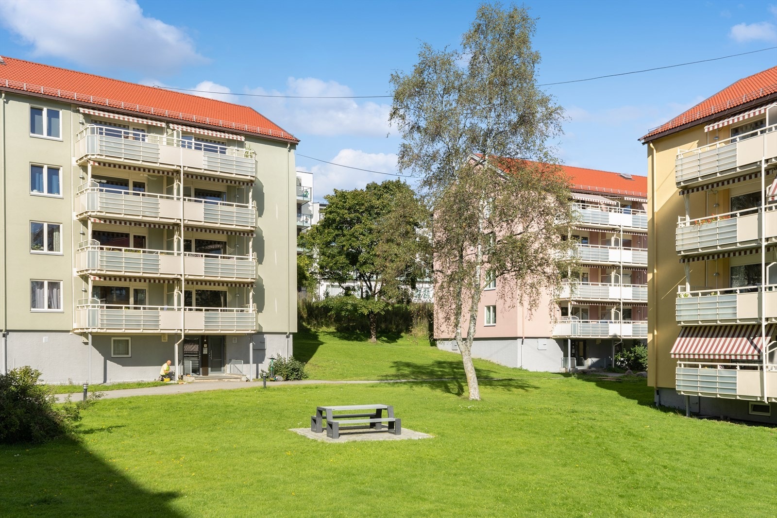 Borettslaget Årvoll Vest består av 224 boliger og byr på attraktive fellesarealer. Området er pent opparbeidet med gressplener, beplantning, interne gangveier, lekeplass og hyggelige sittegrupper. Galleribilde