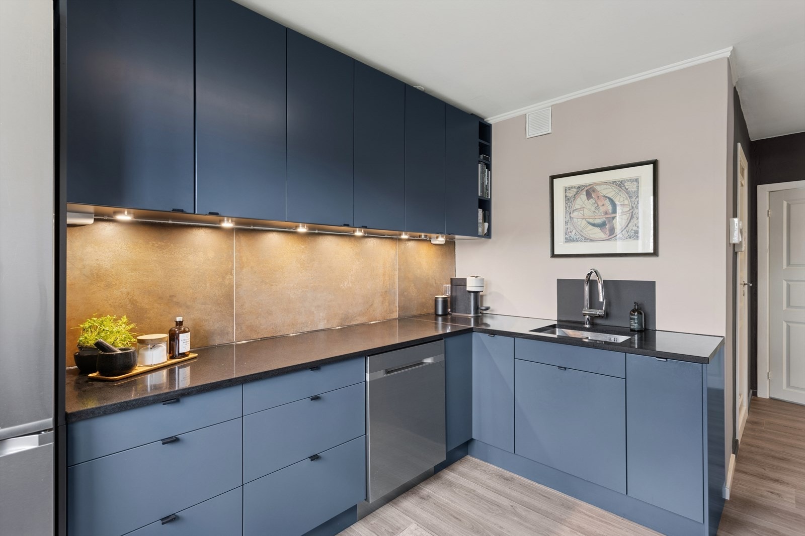 Mellom over- og underskap er det lagt fliser og installert belysning, som gir både funksjon og et stilrent uttrykk. Galleribilde