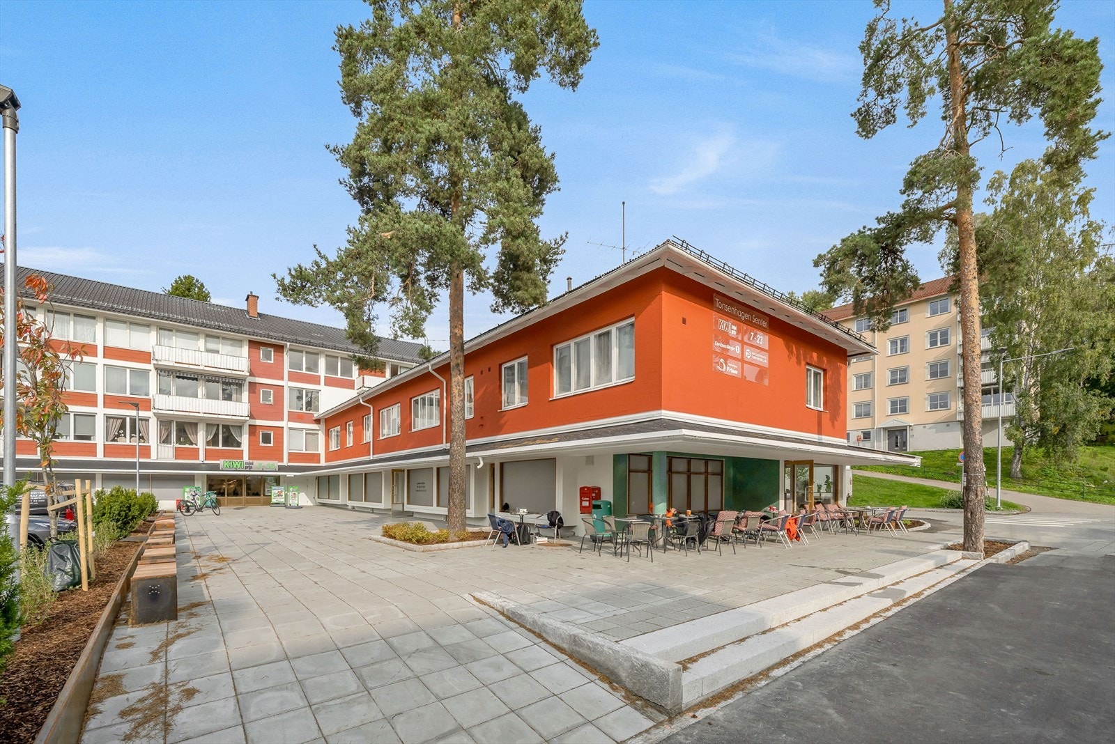 Tonsenhagen senter, som blant annet har Kiwi dagligvarebutikk og et hyggelig kaffehjørne, ligger omtrent 15 minutters gange fra leiligheten. Galleribilde