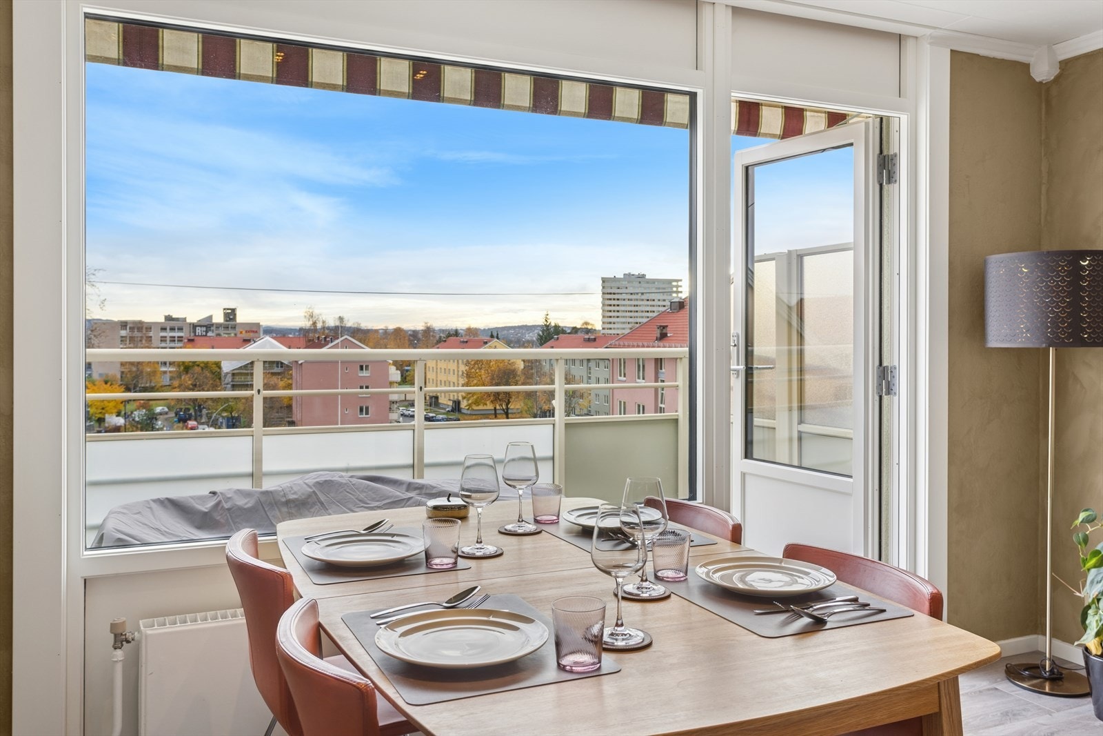 Leiligheten har en god planløsning og store vindusflater som slipper inn rikelig med dagslys. Galleribilde