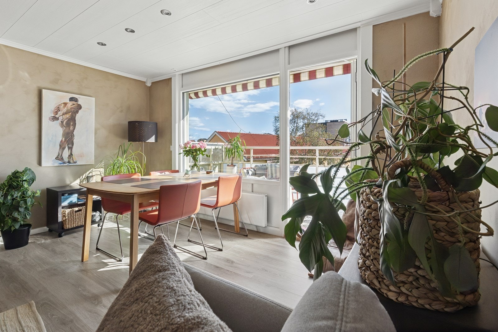 I 2022 ble det lagt nytt gulv og montert nye gulvlister i hele leiligheten. Galleribilde