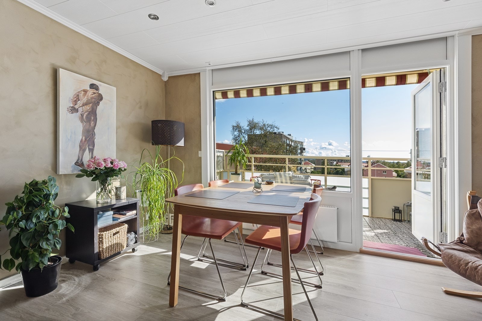 Dette er en lys og romslig 3-roms andelsleilighet beliggende på Årvoll i Oslo. Galleribilde