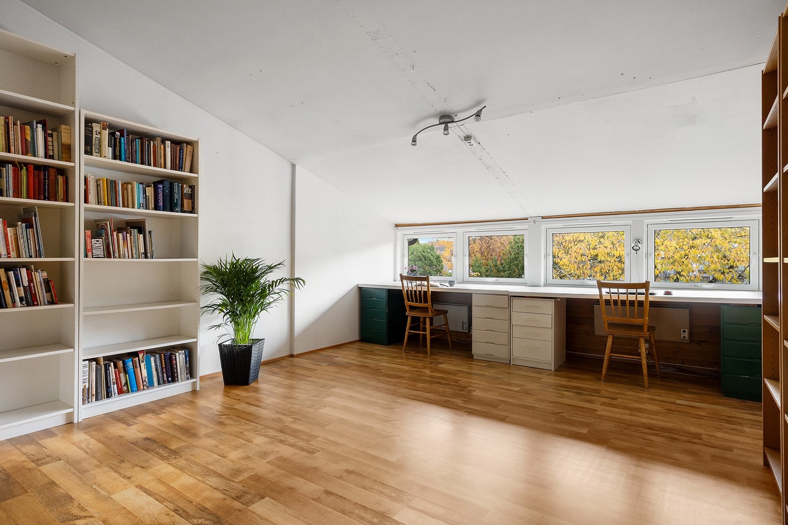 Soverom 2 passer fint som gjesterom eller til kontorbruk. Utstyrt med hyller og tilbyr gode oppbevaringsmuligheter. Her er det mulighet til å gjøre rommet til 2 soverom. Galleribilde