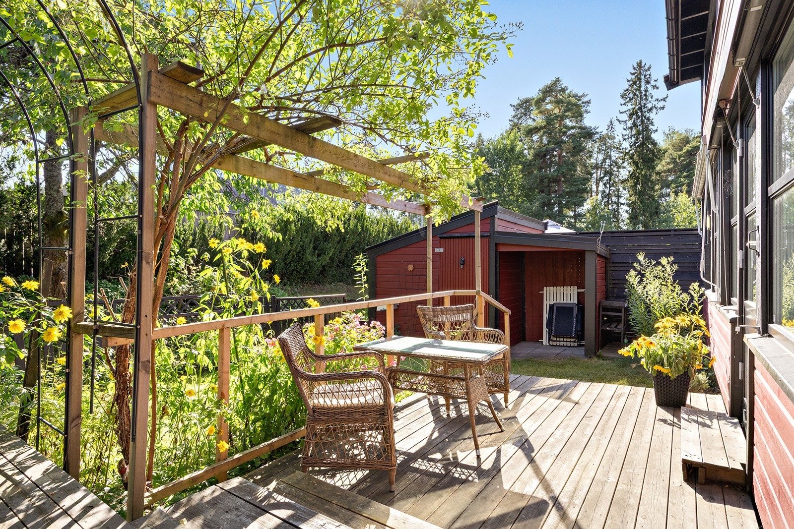 Innbydende sydvendt terrasse/ hagedel med sol store deler av dagen. Det er to boder i hagen. Galleribilde