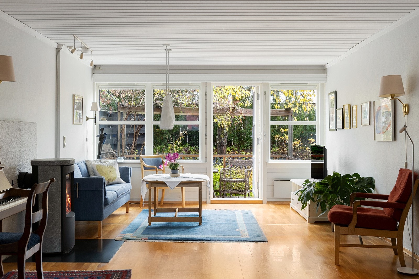 Fra stuen er det utgang til flott sydvendt terrasseplatting på ca. 20 m² med utelys samt adkomst til en liten privat hageflekk. Galleribilde