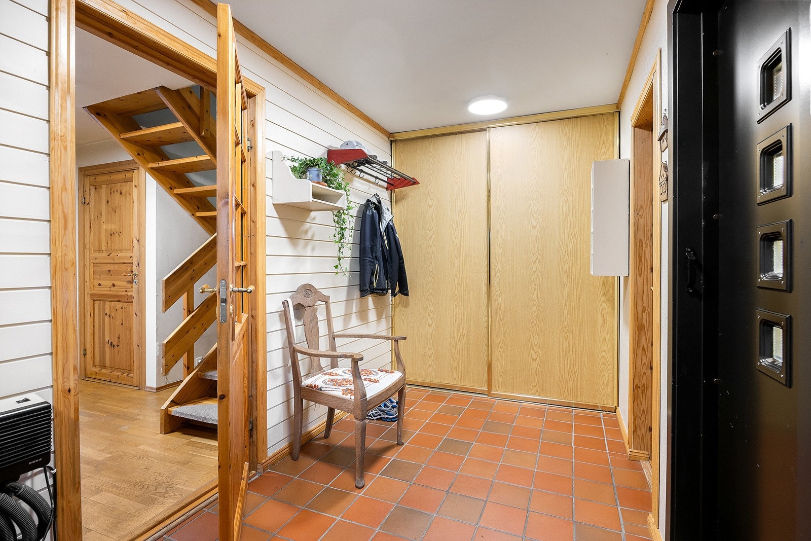 Romslig entré med god plass til oppbevaring i skyvedørsgarderobe. Fra vindfang/gangen er det adkomst til bod, toalettrom, kjøkken og stue. Galleribilde