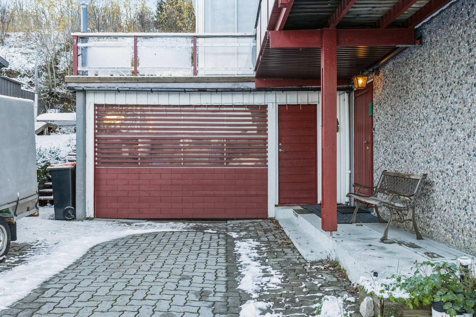 Garasje med god plass for bil. Galleribilde