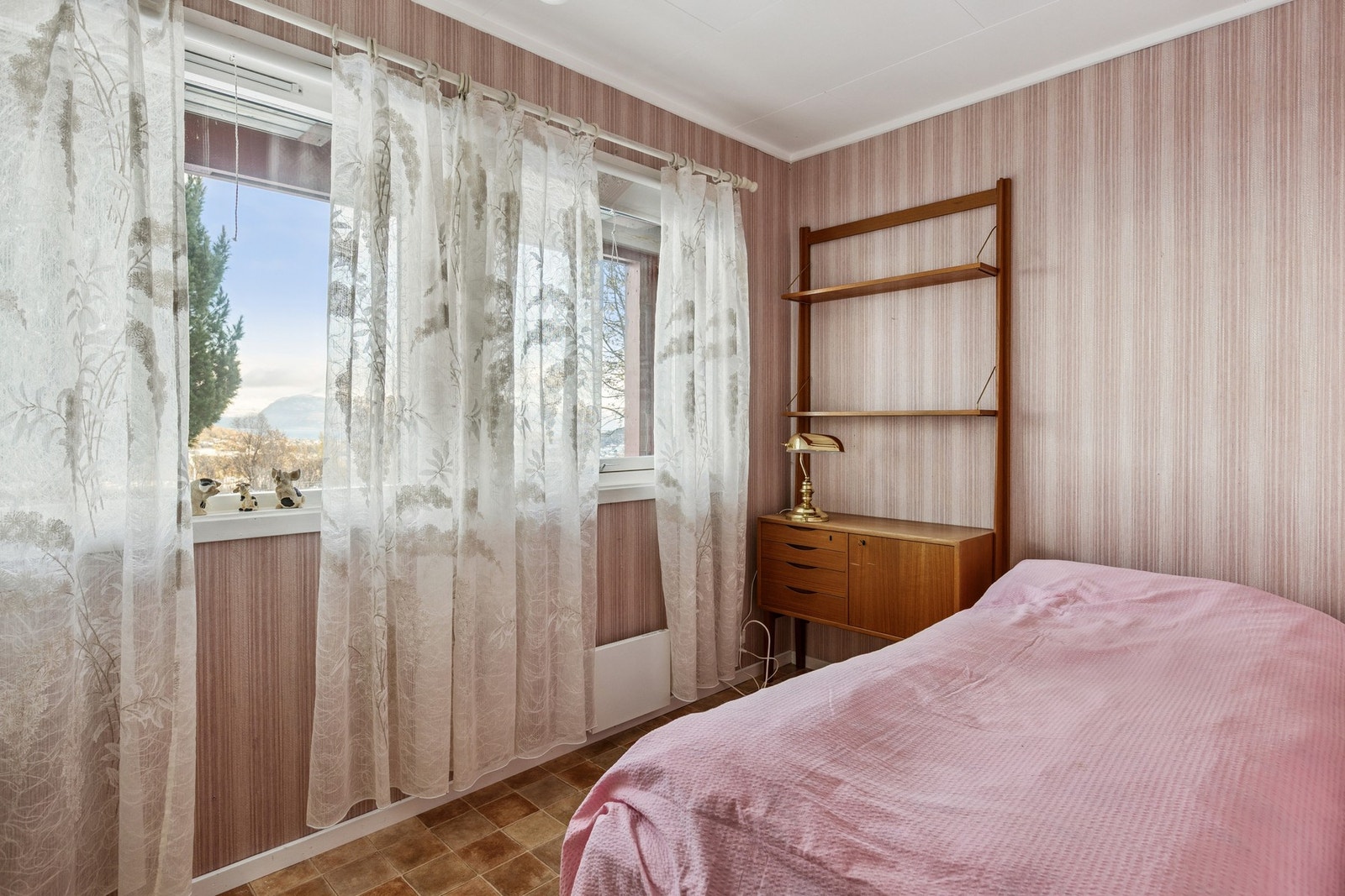 Soverom nr. 3. Underetasje. Galleribilde