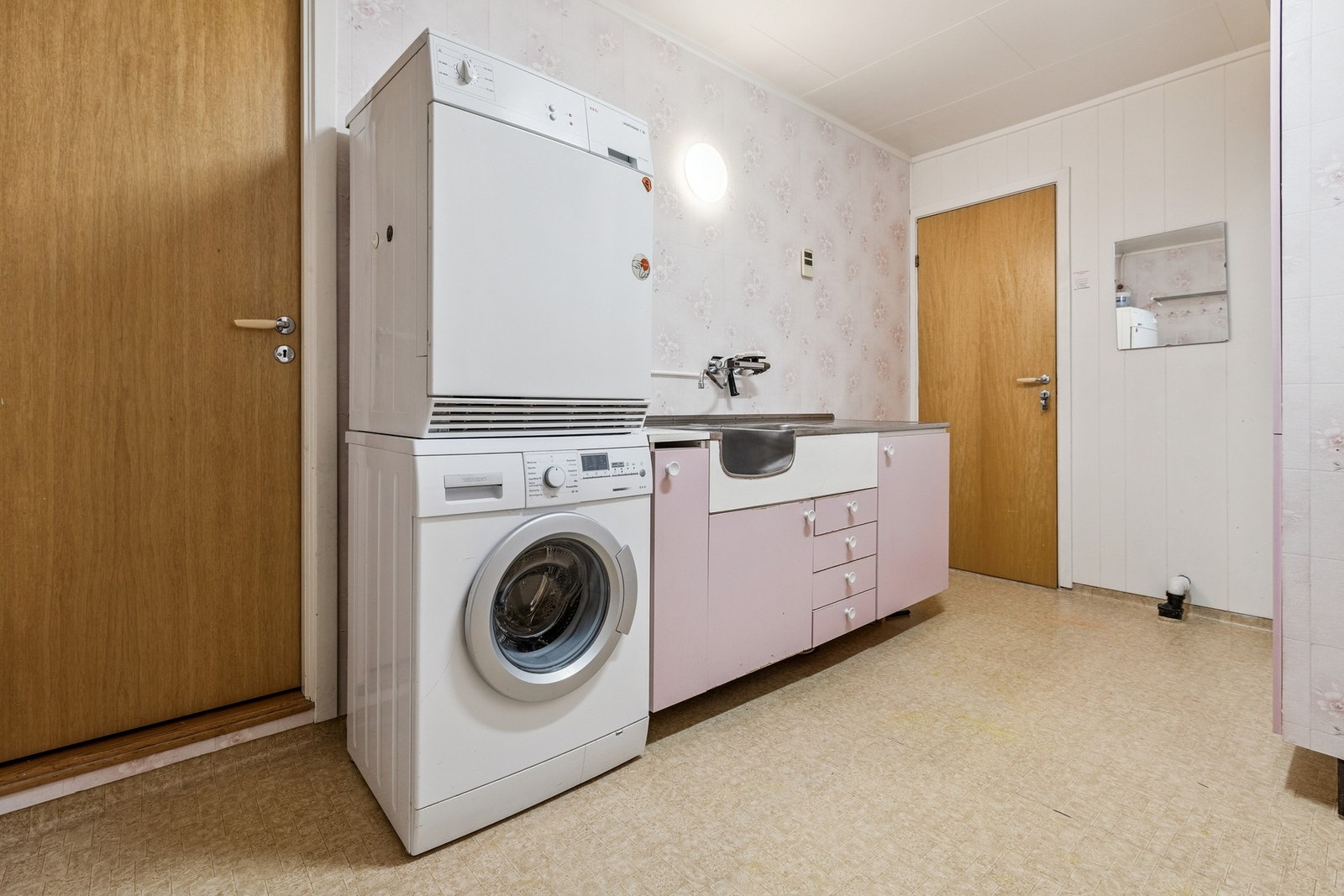 Vaskeromsdel med eldre innredning. Galleribilde