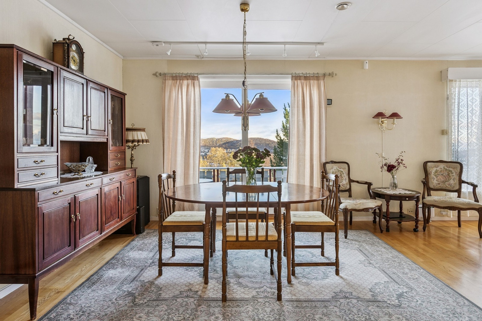 Her kan du ha fine stunder i spisestuedelen. Utsikten er upåklagelig. Galleribilde