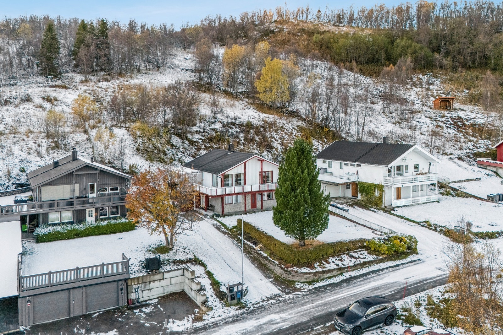 En attraktivt beliggende familiebolig er ledig for nye beboere. Galleribilde