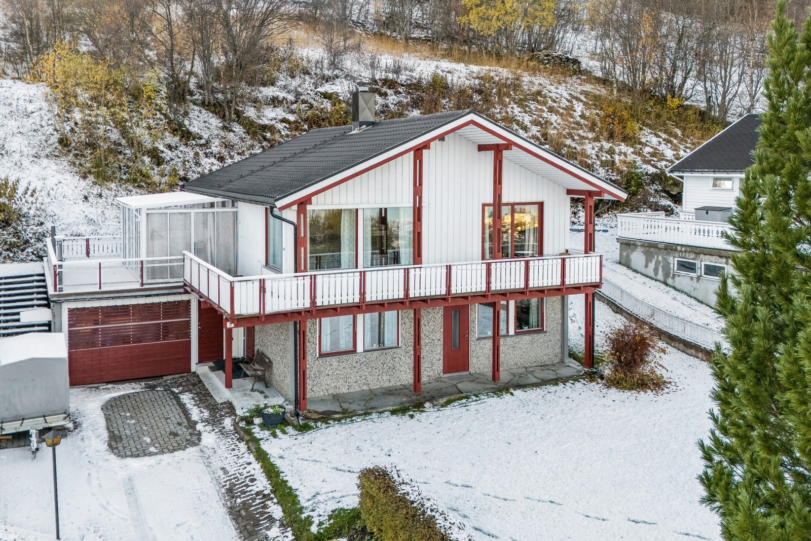 Fint uteområde med plen og parkering. Galleribilde