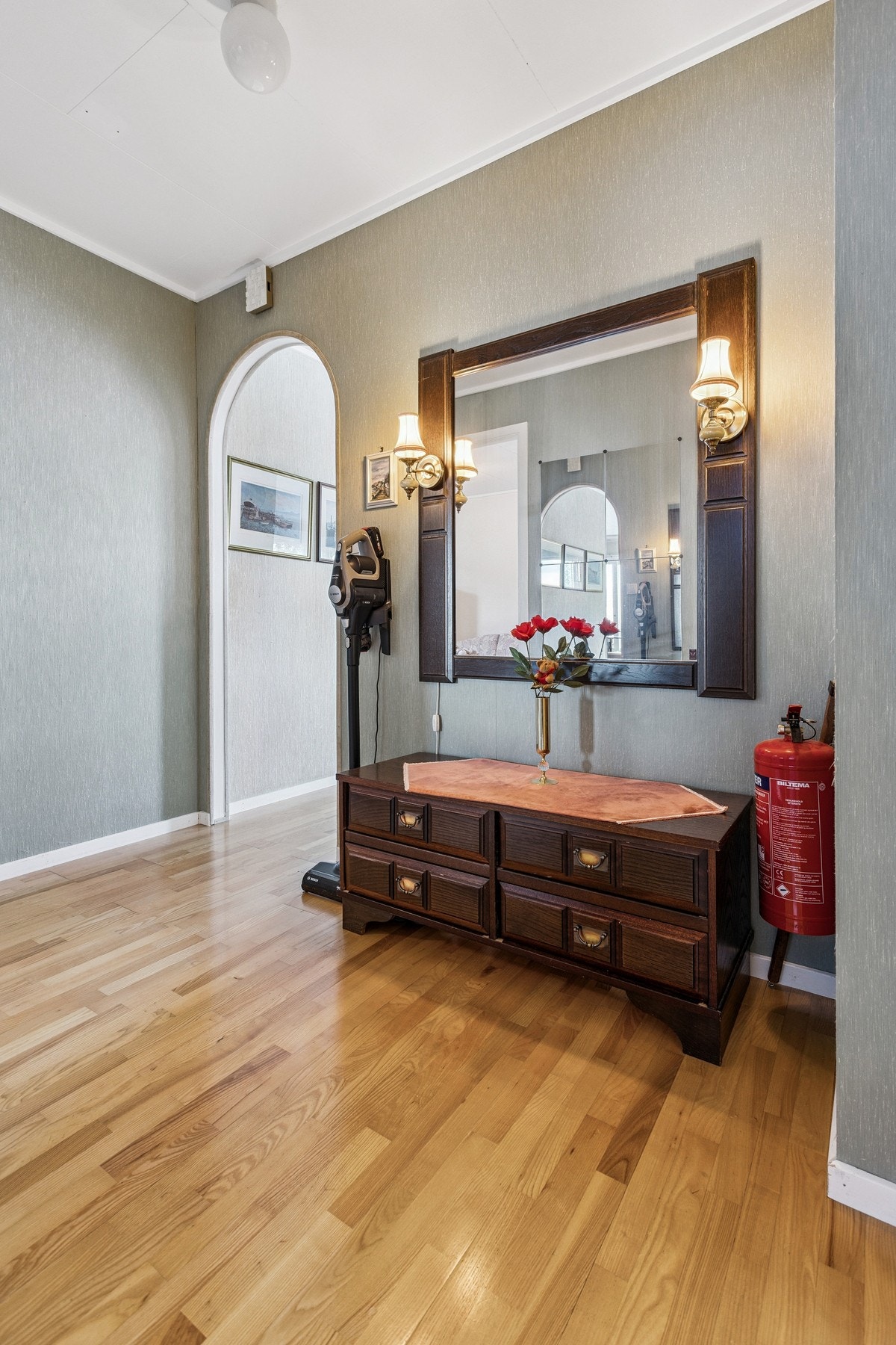 Gang i hovedetasje mot soverom og bad. Galleribilde